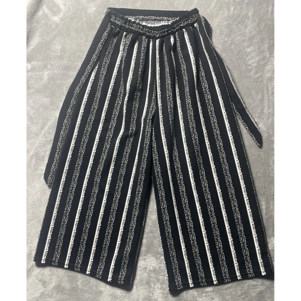 Women’s Black White Striped Wide-Leg Cropped Culottes – Elastic Waist